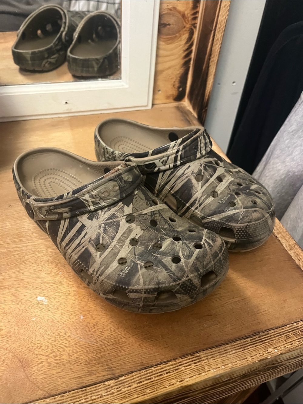 camo crocs women sz 9 men sz 7